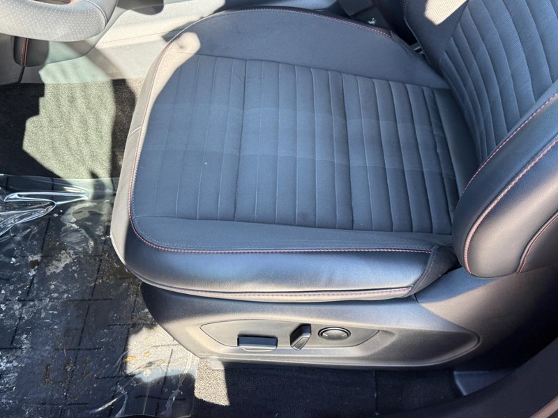 Ford Explorer Vehicle Full-screen Gallery Image 15