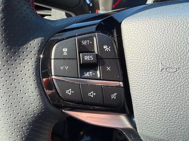 Ford Explorer Vehicle Full-screen Gallery Image 16