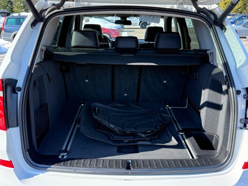 BMW X3 Vehicle Full-screen Gallery Image 04