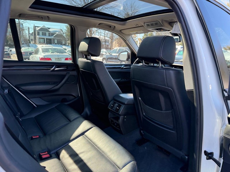 BMW X3 Vehicle Full-screen Gallery Image 10