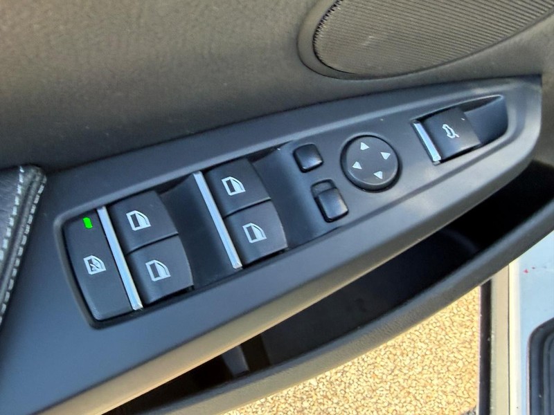 BMW X3 Vehicle Full-screen Gallery Image 14