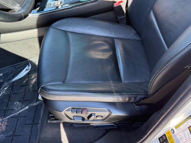 BMW X3 Vehicle Full-screen Gallery Image 15