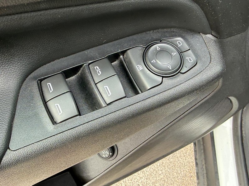 Chevrolet Equinox Vehicle Full-screen Gallery Image 14