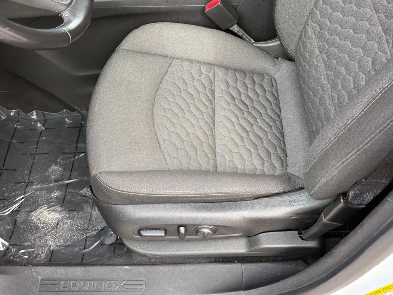 Chevrolet Equinox Vehicle Full-screen Gallery Image 15