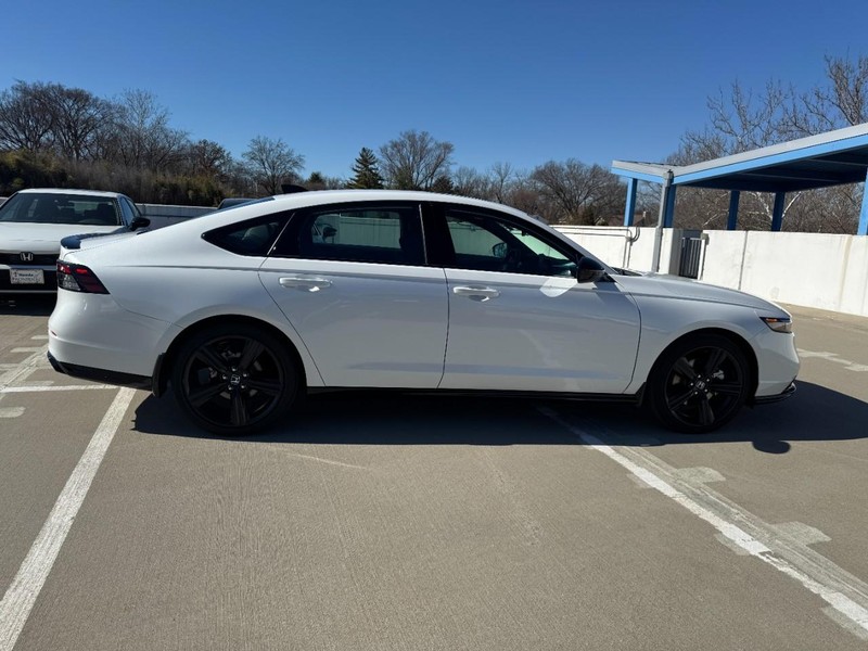 Honda Accord Hybrid Vehicle Full-screen Gallery Image 02