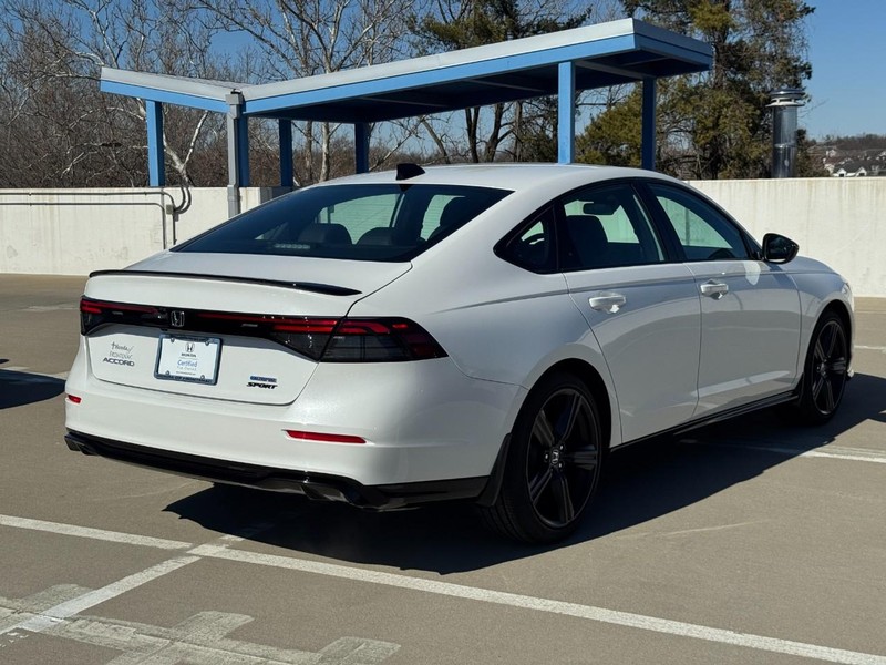 Honda Accord Hybrid Vehicle Full-screen Gallery Image 03