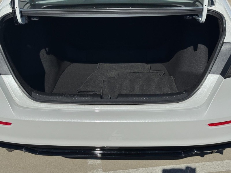 Honda Accord Hybrid Vehicle Full-screen Gallery Image 04