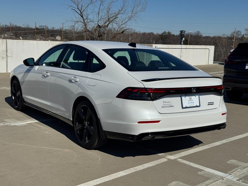 Honda Accord Hybrid Vehicle Full-screen Gallery Image 06