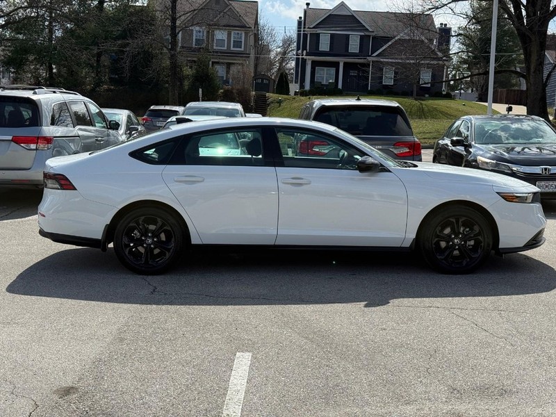 Honda Accord Sedan Vehicle Full-screen Gallery Image 02