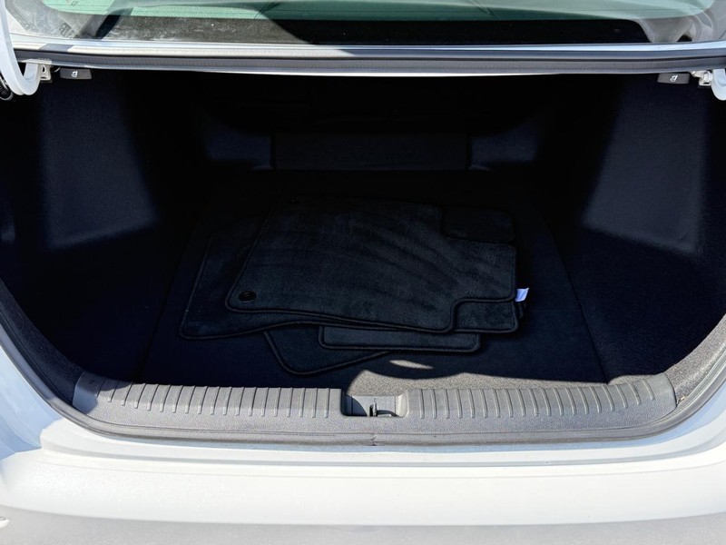 Honda Accord Sedan Vehicle Full-screen Gallery Image 04