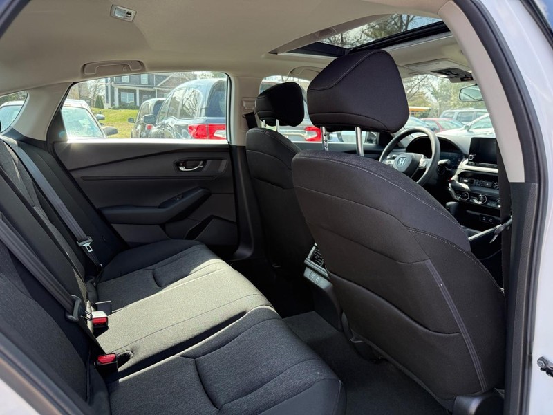 Honda Accord Sedan Vehicle Full-screen Gallery Image 10