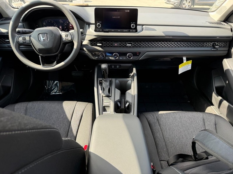 Honda Accord Sedan Vehicle Full-screen Gallery Image 11