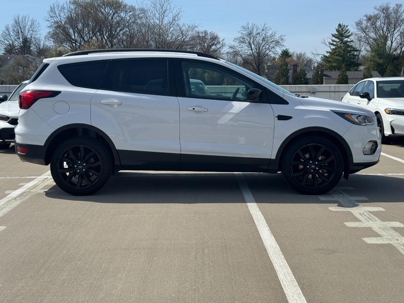 Ford Escape Vehicle Full-screen Gallery Image 02