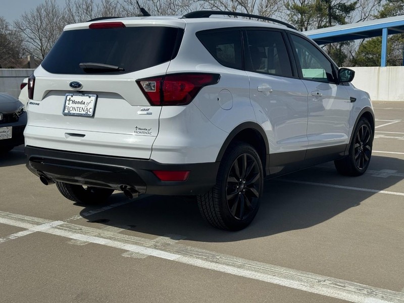 Ford Escape Vehicle Full-screen Gallery Image 03