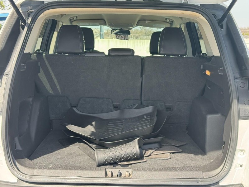 Ford Escape Vehicle Full-screen Gallery Image 04