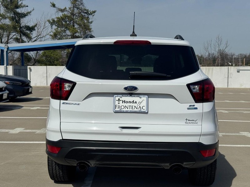 Ford Escape Vehicle Full-screen Gallery Image 05