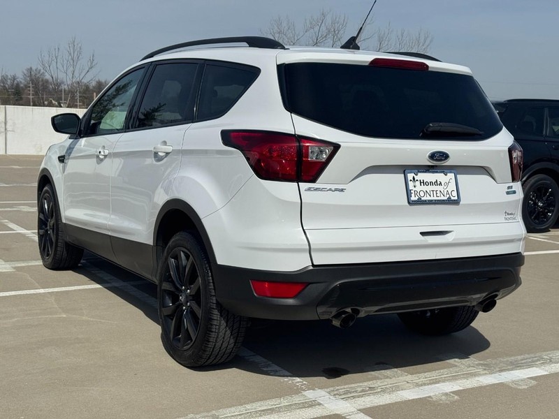 Ford Escape Vehicle Full-screen Gallery Image 07