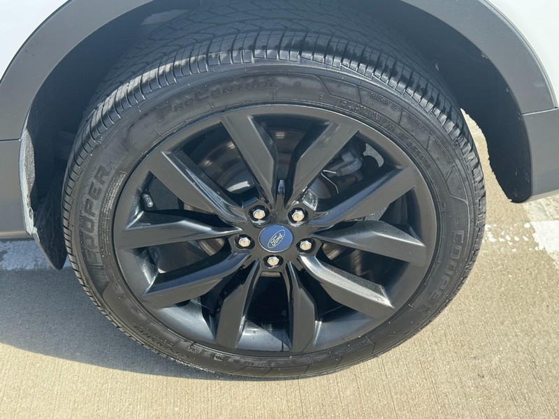 Ford Escape Vehicle Full-screen Gallery Image 08