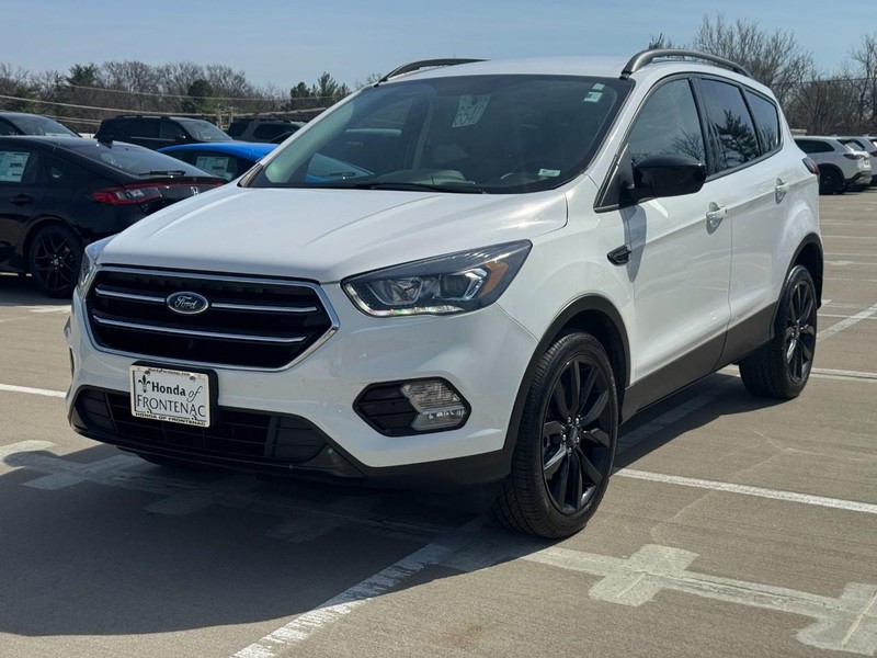 Ford Escape Vehicle Full-screen Gallery Image 09