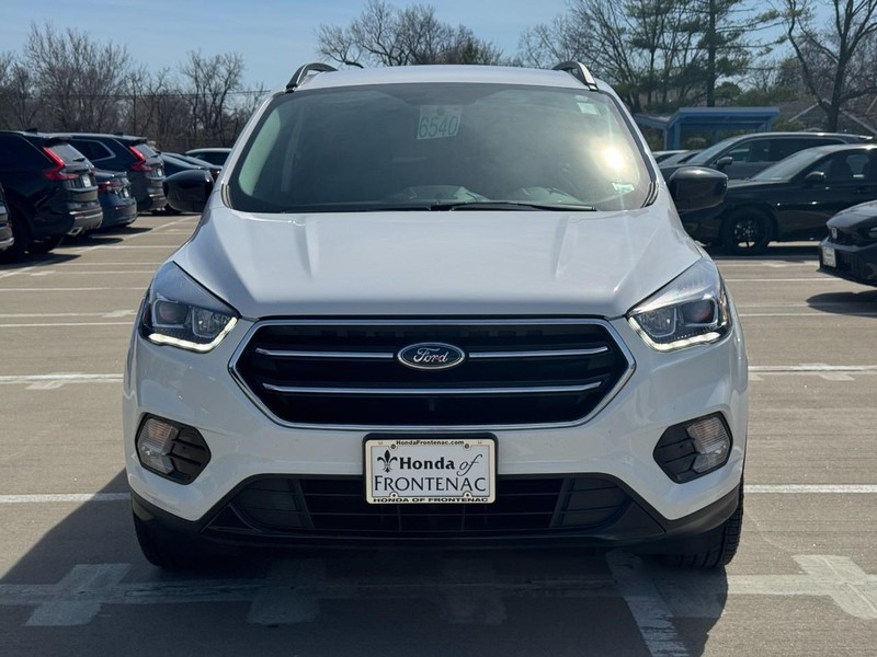 Ford Escape Vehicle Full-screen Gallery Image 10