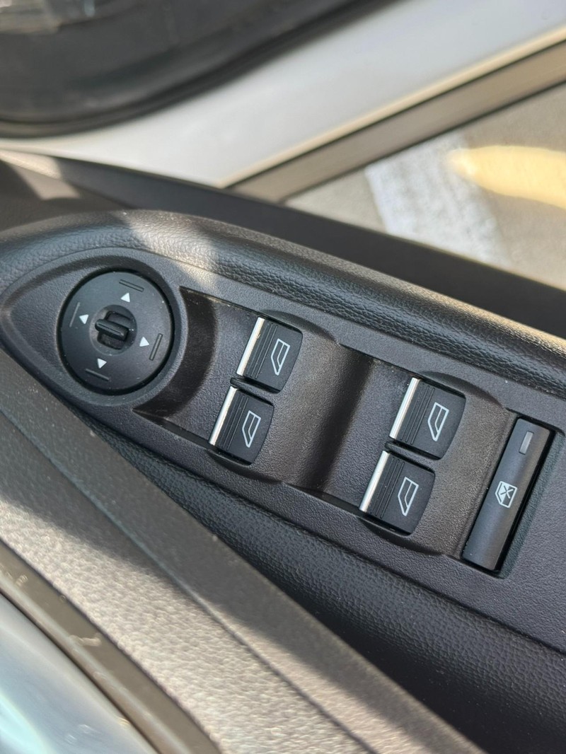 Ford Escape Vehicle Full-screen Gallery Image 15