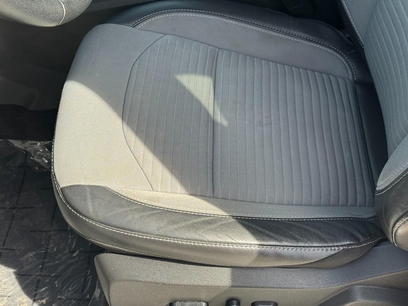 Ford Escape Vehicle Full-screen Gallery Image 16