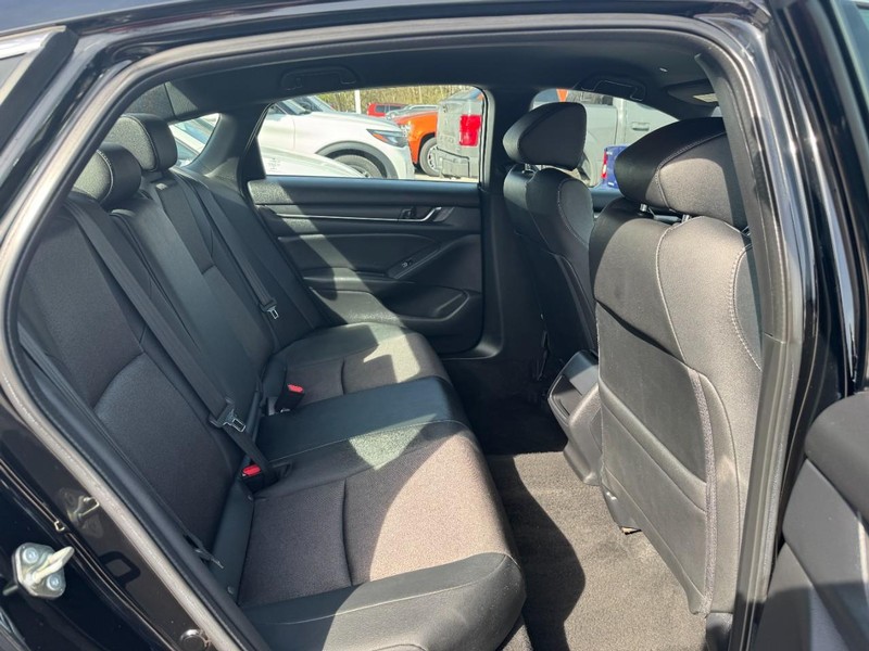 Honda Accord Sedan Vehicle Full-screen Gallery Image 11