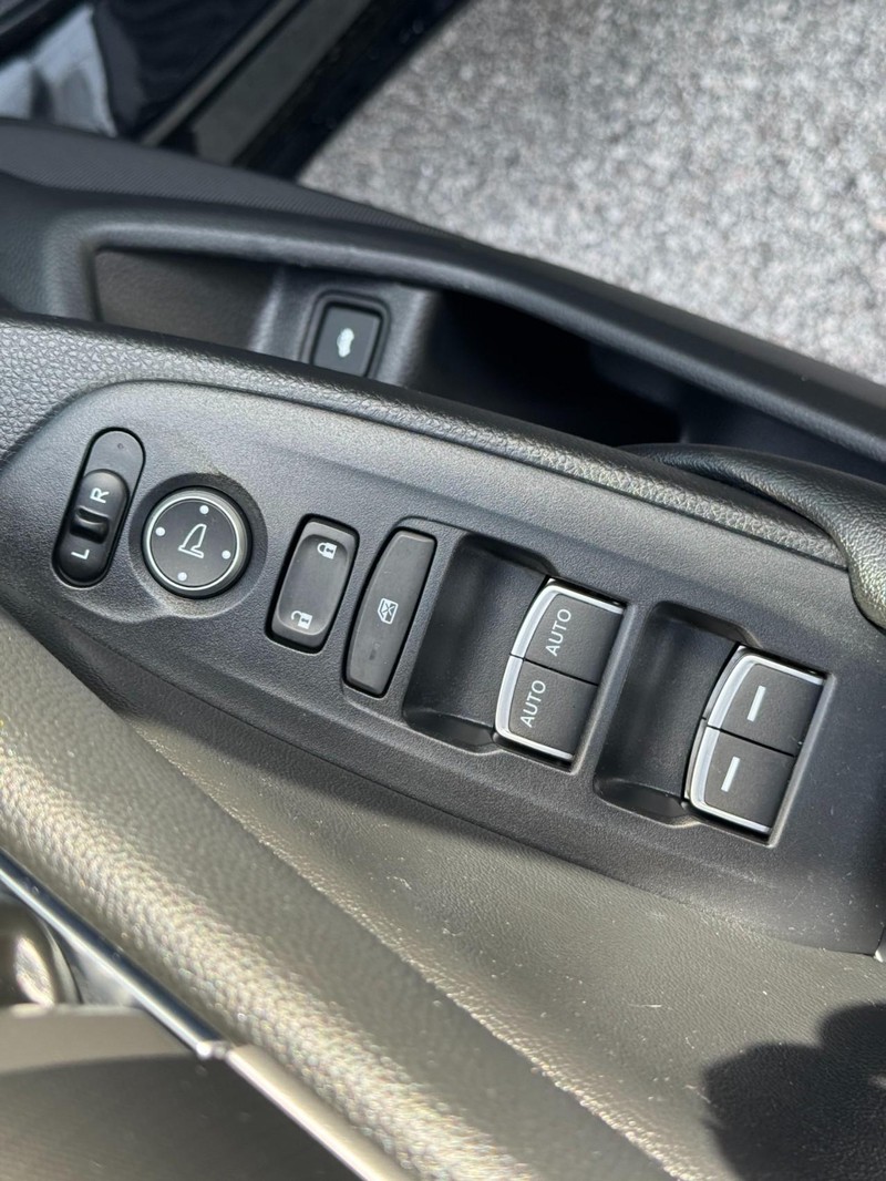 Honda Accord Sedan Vehicle Full-screen Gallery Image 15