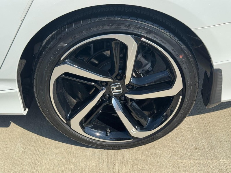 Honda Accord Sedan Vehicle Full-screen Gallery Image 07