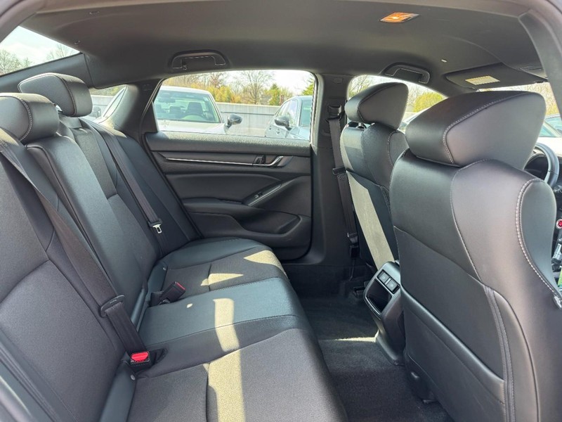 Honda Accord Sedan Vehicle Full-screen Gallery Image 10