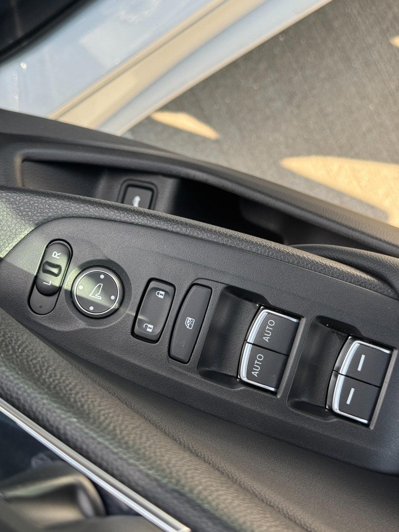 Honda Accord Sedan Vehicle Full-screen Gallery Image 14