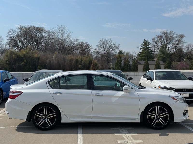 Honda Accord Sedan Vehicle Full-screen Gallery Image 02