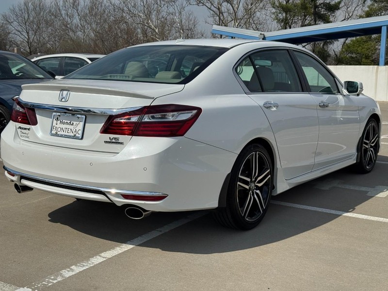 Honda Accord Sedan Vehicle Full-screen Gallery Image 03