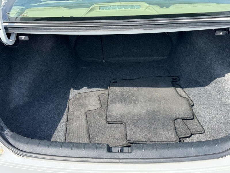 Honda Accord Sedan Vehicle Full-screen Gallery Image 04