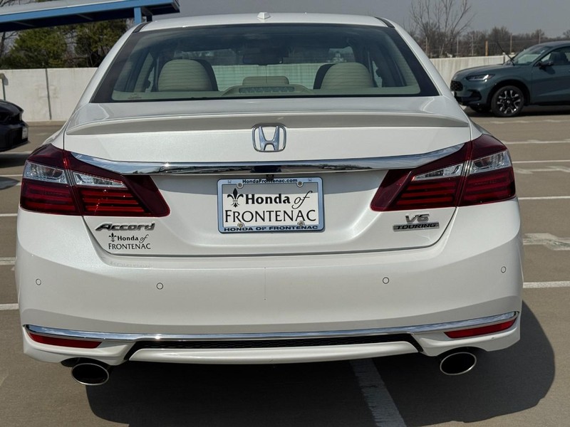 Honda Accord Sedan Vehicle Full-screen Gallery Image 05