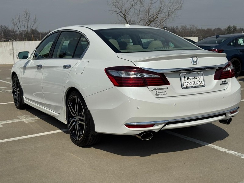 Honda Accord Sedan Vehicle Full-screen Gallery Image 07