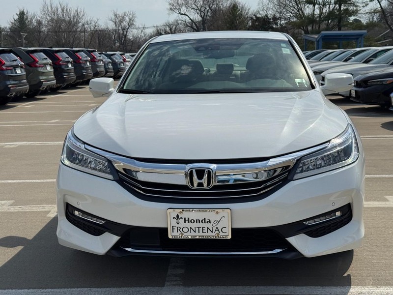 Honda Accord Sedan Vehicle Full-screen Gallery Image 10