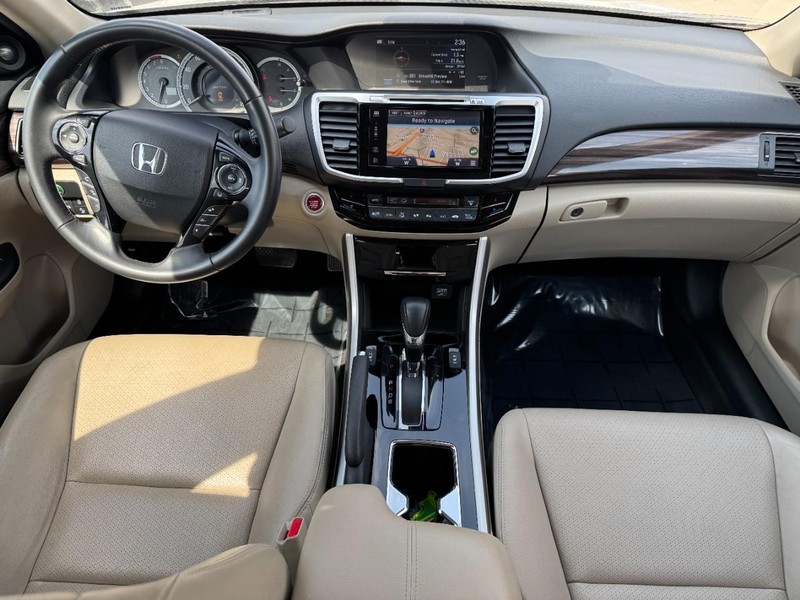Honda Accord Sedan Vehicle Full-screen Gallery Image 12