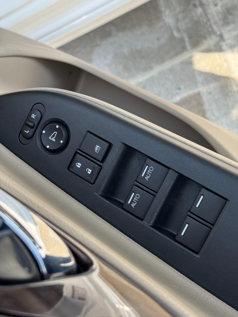 Honda Accord Sedan Vehicle Full-screen Gallery Image 15