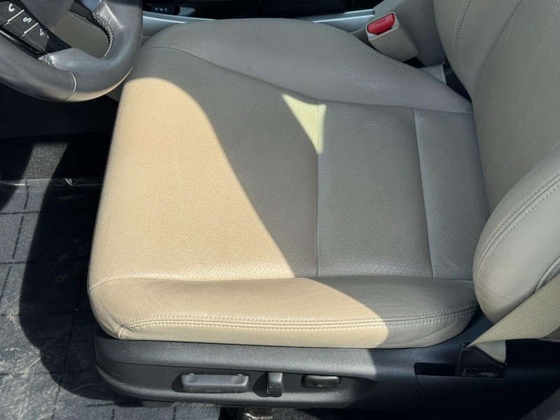 Honda Accord Sedan Vehicle Full-screen Gallery Image 17