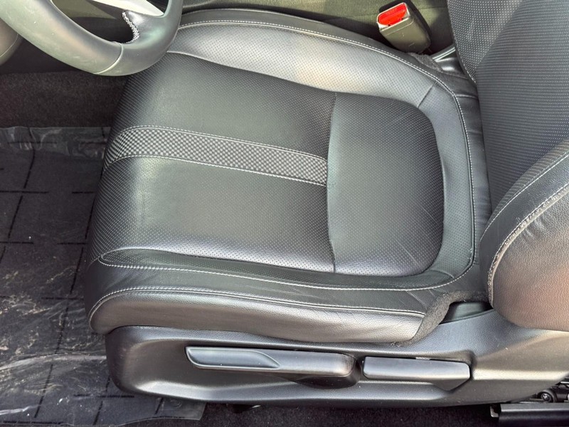 Honda Civic Coupe Vehicle Full-screen Gallery Image 15
