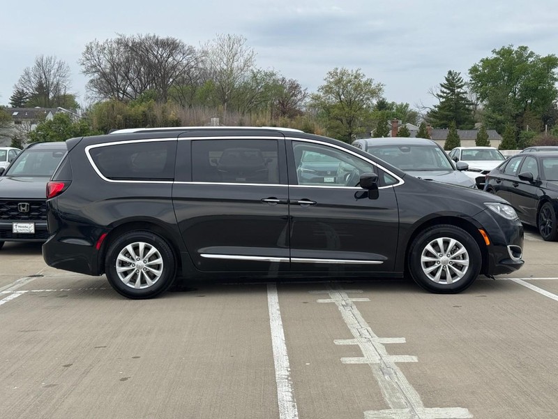 Chrysler Pacifica Vehicle Full-screen Gallery Image 02