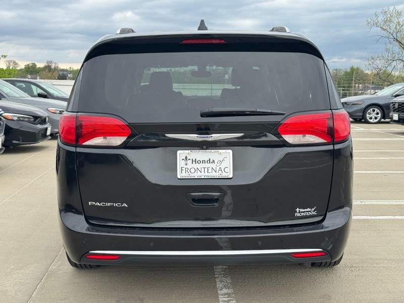 Chrysler Pacifica Vehicle Full-screen Gallery Image 05