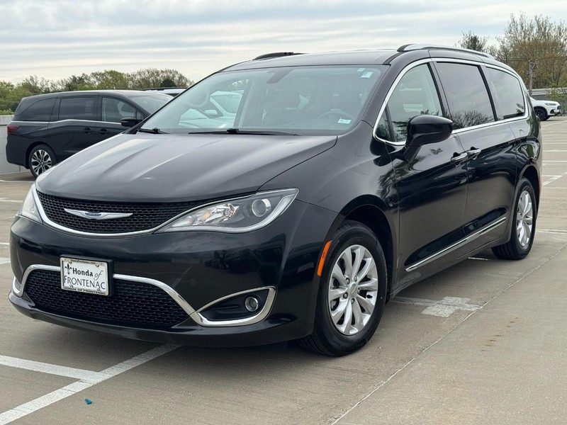 Chrysler Pacifica Vehicle Full-screen Gallery Image 08