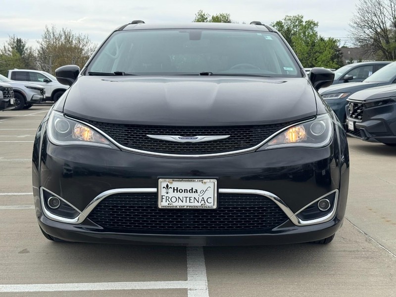 Chrysler Pacifica Vehicle Full-screen Gallery Image 09
