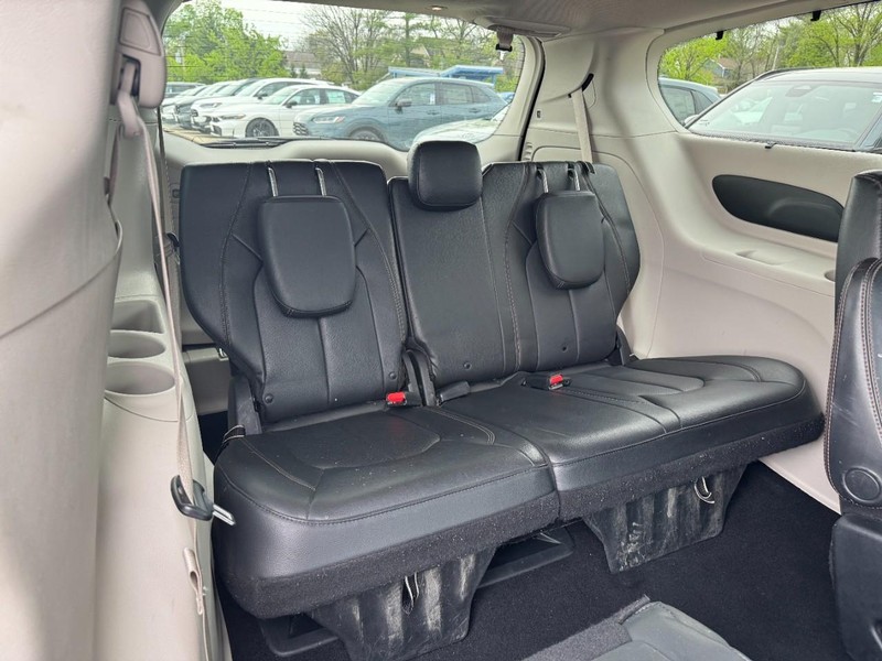 Chrysler Pacifica Vehicle Full-screen Gallery Image 10