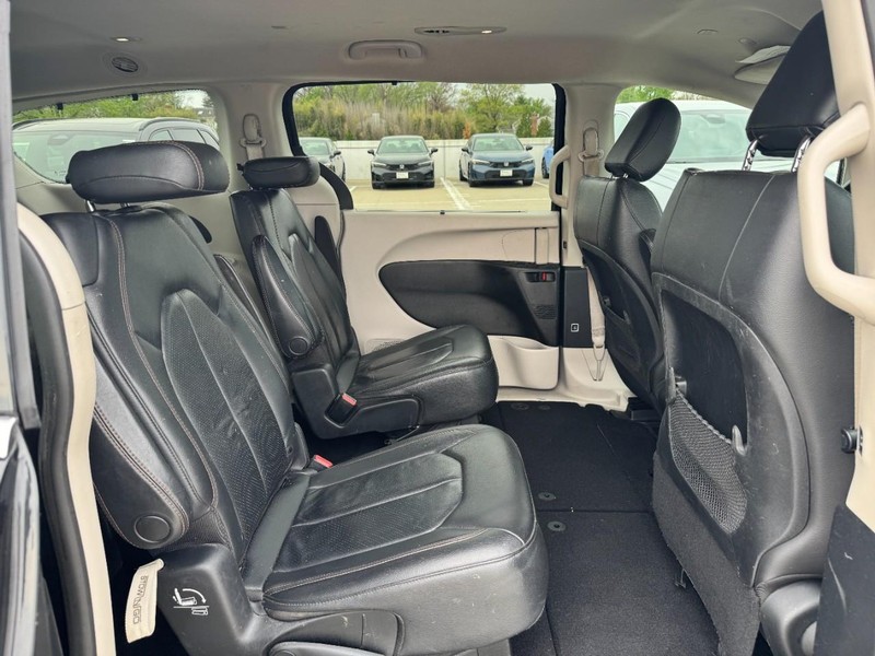 Chrysler Pacifica Vehicle Full-screen Gallery Image 11
