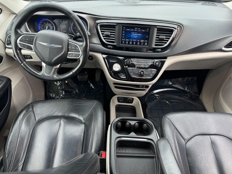 Chrysler Pacifica Vehicle Full-screen Gallery Image 12