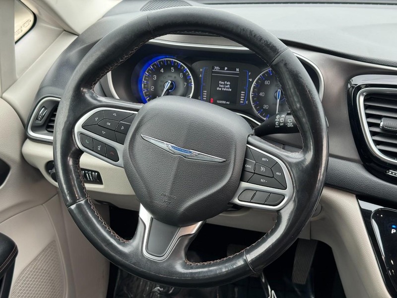 Chrysler Pacifica Vehicle Full-screen Gallery Image 13
