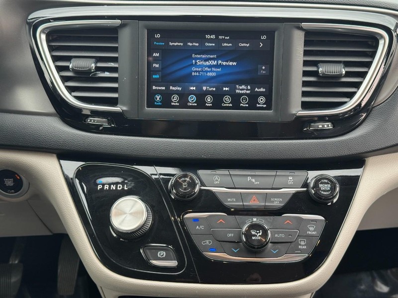 Chrysler Pacifica Vehicle Full-screen Gallery Image 14